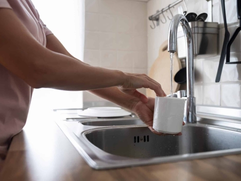 woman-washing-her-white-mug